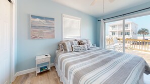 3 bedrooms, travel cot, free WiFi, bed sheets - Oceanview 3-bdrm home steps from beach!  Heated pool & hot tub. Sleeps 8. (Fort Myers Beach)