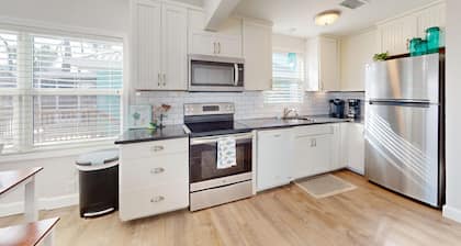 Oceanview 3-bdrm home steps from beach! Heated pool & hot tub. Sleeps 8.