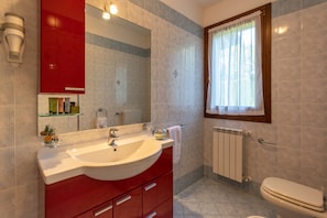 Rumah Keluarga, Beberapa Tempat Tidur, 2 kamar mandi, area taman (Albarella V3 6) | Kamar mandi | Shower, pengering rambut, kloset, dan handuk