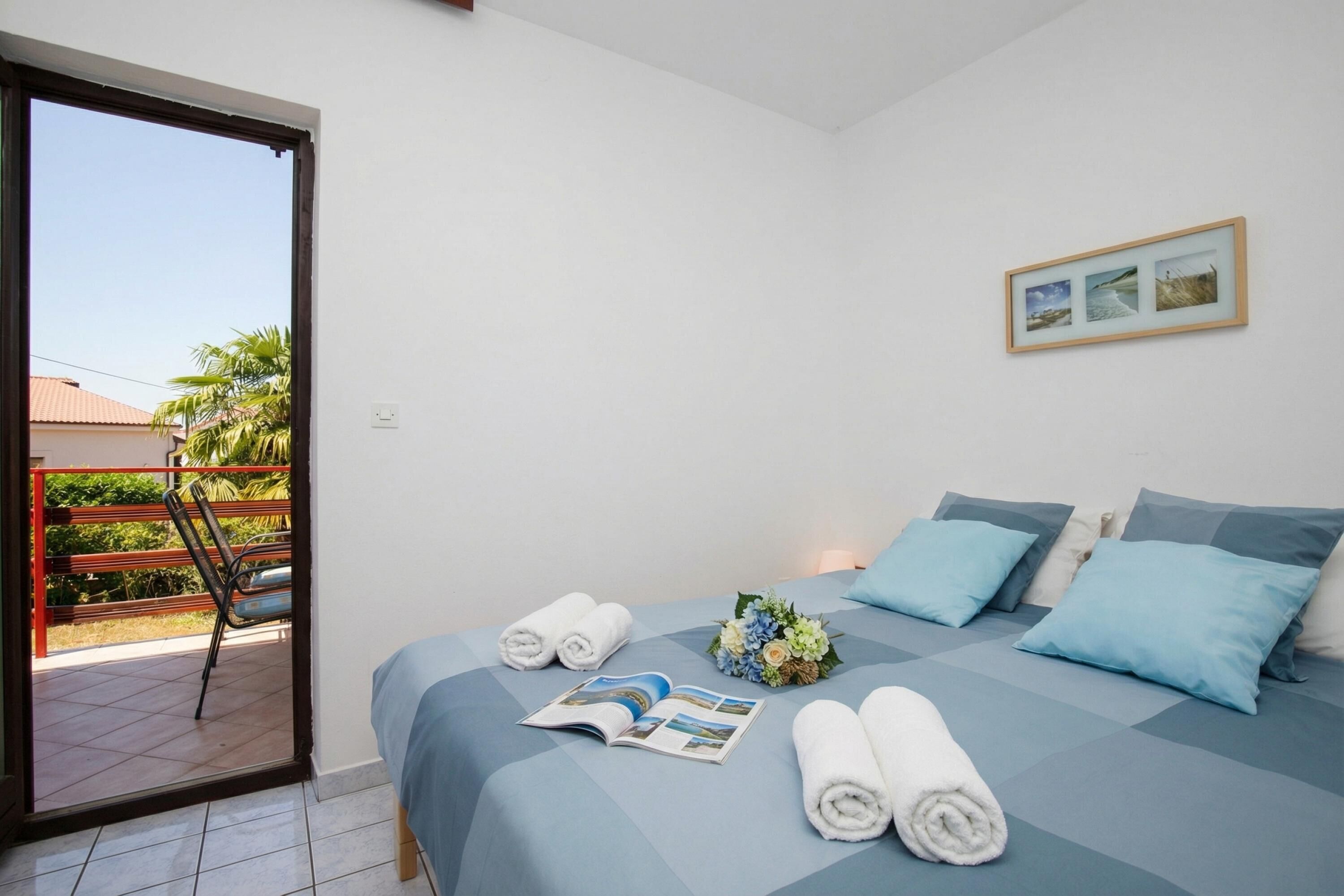 Familienapartment, Mehrere Schlafzimmer (Apartman Brankica 1 Island Krk) | 2 Schlafzimmer, Bügeleisen/Bügelbrett, kostenloses WLAN, Bettwäsche