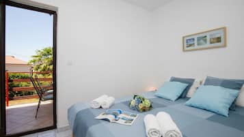 Familienapartment, Mehrere Schlafzimmer (Apartman Brankica 1 Island Krk) | 2 Schlafzimmer, Bügeleisen/Bügelbrett, kostenloses WLAN, Bettwäsche