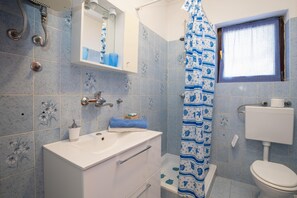 อพาร์ทเมนท์สำหรับครอบครัว, หลายห้องนอน (Apartman Brankica 1 Island Krk) | ห้องน้ำ | ฝักบัว, ไดร์เป่าผม, ผ้าเช็ดตัว, สบู่