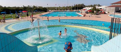 Una piscina al aire libre de temporada