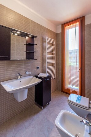 Regadera, bidet, toallas, jabón 