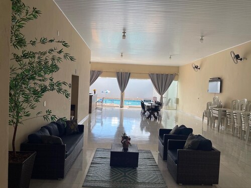 Casa com vaga para 3 carros, área de churrasco com piscina grande.