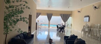 Casa com vaga para 3 carros, área de churrasco com piscina grande.