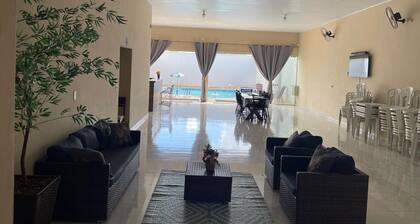 Casa com vaga para 3 carros, área de churrasco com piscina grande.