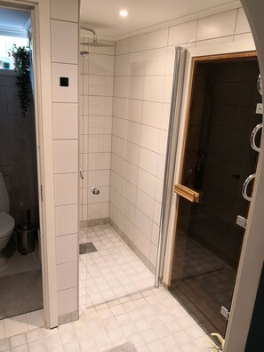 Combined shower/tub, towels, toilet paper
