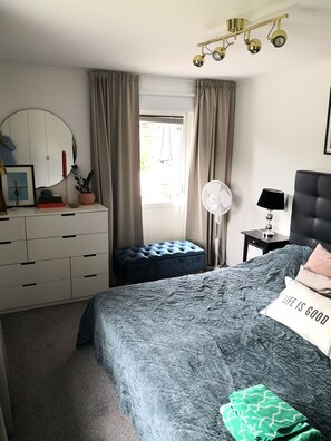 3 habitaciones, tabla de planchar con plancha, wifi y ropa de cama 