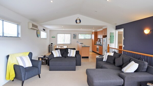 TV, DVD player - Bliss Close to Town Inverloch (Inverloch)