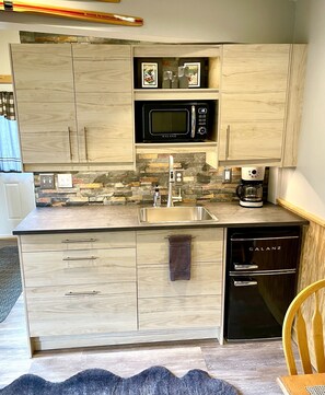 Kühlschrank, Mikrowelle, Wasserkocher mit Kaffee-/Teezubehör, Toaster