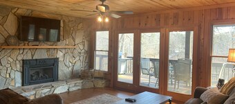 Upscale Lake Lure retreat - A 1 minute walk to the beach/marina/pools/tennis