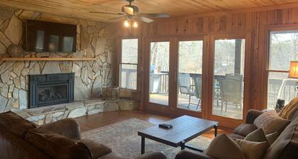 Upscale Lake Lure retreat - A 1 minute walk to the beach/marina/pools/tennis
