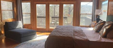 4 bedrooms, desk, iron/ironing board, WiFi