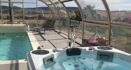 Large house¨¨ with swimming pool and Jacuzzi. Spa, massages, champagne tasting