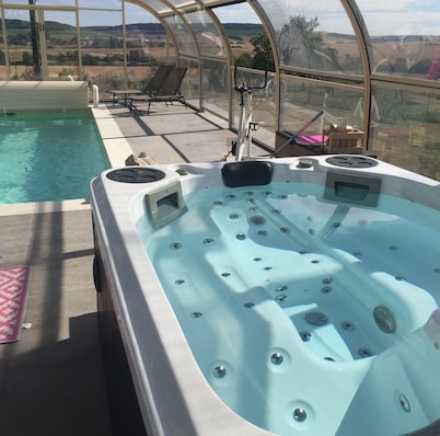 Large house¨¨ with swimming pool and Jacuzzi. Spa, massages, champagne tasting 