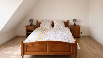 5 bedrooms, desk, iron/ironing board, free WiFi