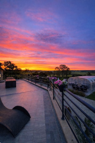 Royaume des Bulles-Evasion pool, jacuzzi, spa, massages & Champagne bubbles