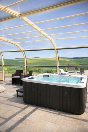 Indoor spa tub