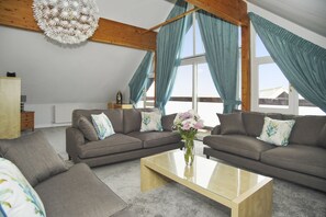 Smart TV, libros y estéreo 