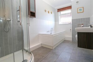 أحواض استحمام، مجففات شعر، مناشف، صابون