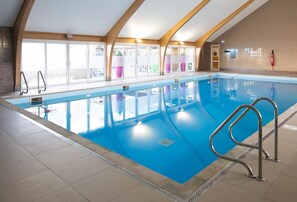 من حمّامات السباحة المغطاة