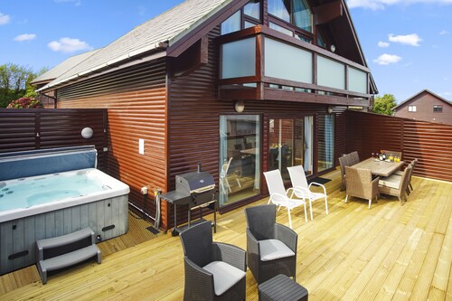 Luxury hot tub Lodge at Retallack nr. Padstow & Newquay