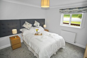 4 عدّة غرف نوم ومكتب ومكواة/لوح كي وسرير سفر