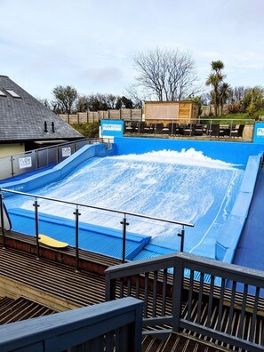 من حمّامات السباحة المغطاة