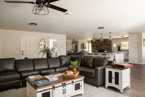 Smart-TV, Tischtennisplatte, Arbeitsbereiche