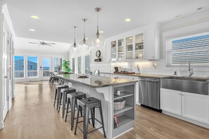 Frigorífico, microondas, horno y lavavajillas