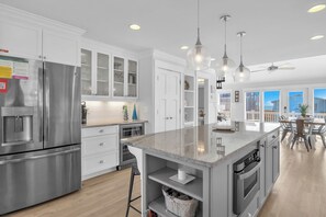 Frigorífico, microondas, horno y lavavajillas