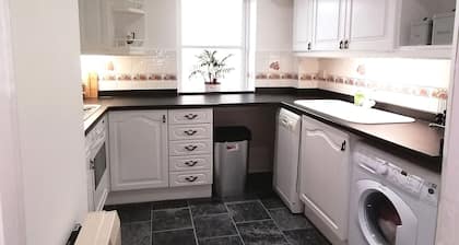 Seaside Apartment - sleeps 4 guests in 2 bedrooms