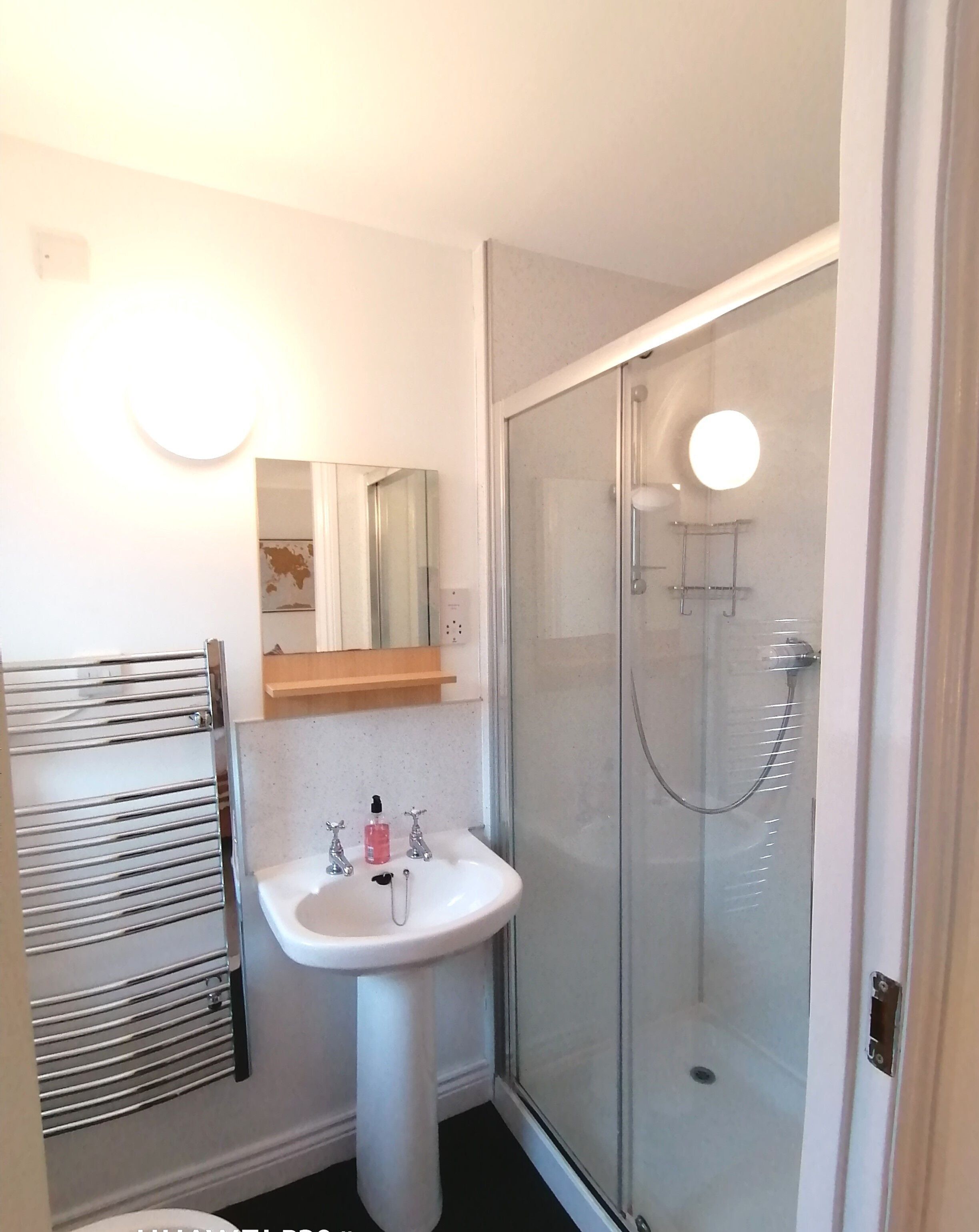 Combined shower/tub
