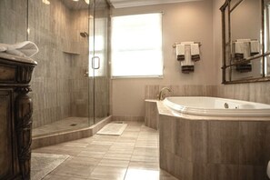 Ensemble douche/baignoire, baignoire à jets, sèche-cheveux