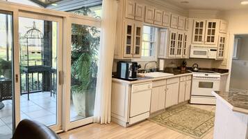 雪櫃、微波爐、焗爐、爐具