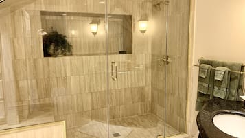 Ensemble douche/baignoire, baignoire à jets, sèche-cheveux