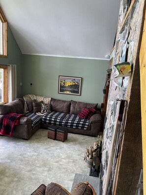 Fernseher, Kamin, Videospiele, DVD-Player