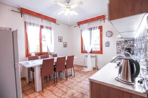 冷蔵庫、オーブン、コンロ、電気ポット