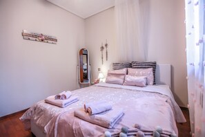 3 chambres, bureau, chambres insonorisées, fer et planche à repasser