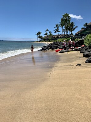 Sur la plage, chaise longue, serviettes de plage