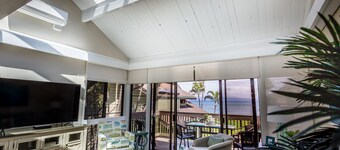 Spectacular, fully renovated 3-Bedroom Oceanfront Townhome in Kahana