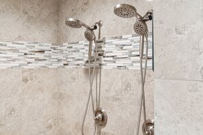 Chuveiro, secador de cabelo, toalhas de banho, sabonete