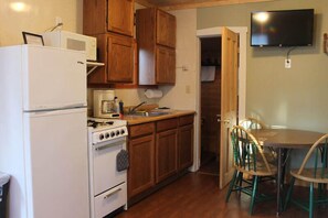 Microwave, coffee/tea maker - Perch Cabin - Fremont, WI (Fremont)