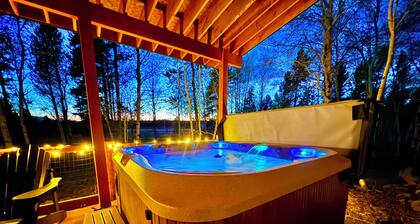 Spacious comfortable cabin, 33 Miles to Yellowstone, Wi/Fi, Fire Pit, Hot Tub 🦬