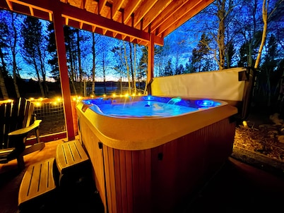 Spacious comfortable cabin, 33 Miles to Yellowstone, Wi/Fi, Fire Pit, Hot Tub 🦬