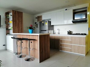 Classic Apartment | Private kitchen | Fridge, microwave, stovetop, espresso maker - La Martinera Avenida San José (Guatapé)