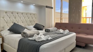 Basic Studio, 1 King Bed | Egyptian cotton sheets, premium bedding, down duvets, pillow-top beds - La Martinera Avenida San José (Guatapé)