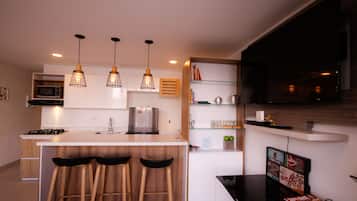 Departamento panorĂĄmico | Cocina privada | Refrigerador, microondas, parrilla de estufa y cafetera de espresso