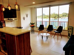 Lägenhet Panoramic | Vardagsrum | 40-tums smart-tv med digitalkanaler och tv